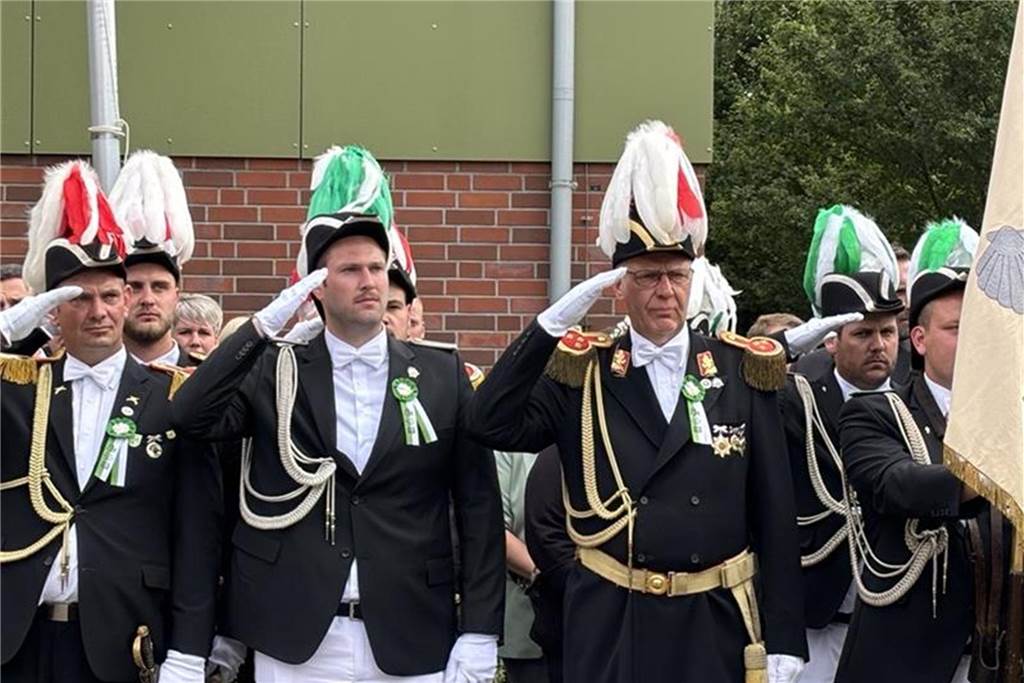 Ein wahrer Schießkrimi war das erst Gemeinde-Kaiserschießen der vier Schützenvereine aus Südlohn und Oeding. Nach knapp drei Stunden und mit dem 305. Schuss konnte sich dann aber Ludger Deelmann die Kaiserwürde und -kette holen. Fünf Jahre darf das Mitglied des Allgemeinen Bauernschützenvereins Oeding-Nichtern die Kaiserkette tragen. Dann ist das nächste Gemeinde-Kaiserschießen. Der St.-Vitus-Schützenverein wird es dann veranstalten