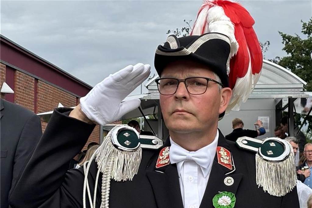 Ein wahrer Schießkrimi war das erst Gemeinde-Kaiserschießen der vier Schützenvereine aus Südlohn und Oeding. Nach knapp drei Stunden und mit dem 305. Schuss konnte sich dann aber Ludger Deelmann die Kaiserwürde und -kette holen. Fünf Jahre darf das Mitglied des Allgemeinen Bauernschützenvereins Oeding-Nichtern die Kaiserkette tragen. Dann ist das nächste Gemeinde-Kaiserschießen. Der St.-Vitus-Schützenverein wird es dann veranstalten
