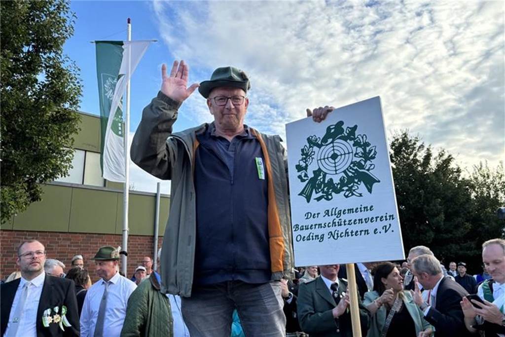 Ein wahrer Schießkrimi war das erst Gemeinde-Kaiserschießen der vier Schützenvereine aus Südlohn und Oeding. Nach knapp drei Stunden und mit dem 305. Schuss konnte sich dann aber Ludger Deelmann die Kaiserwürde und -kette holen. Fünf Jahre darf das Mitglied des Allgemeinen Bauernschützenvereins Oeding-Nichtern die Kaiserkette tragen. Dann ist das nächste Gemeinde-Kaiserschießen. Der St.-Vitus-Schützenverein wird es dann veranstalten