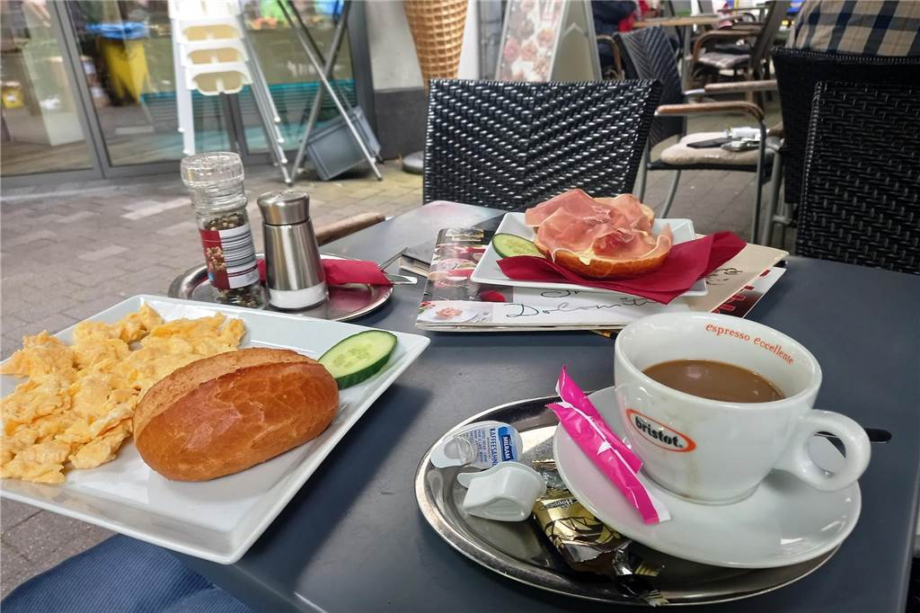 Ein Wandererfrühstück im Eiscafé Dolomiti in Mengede.