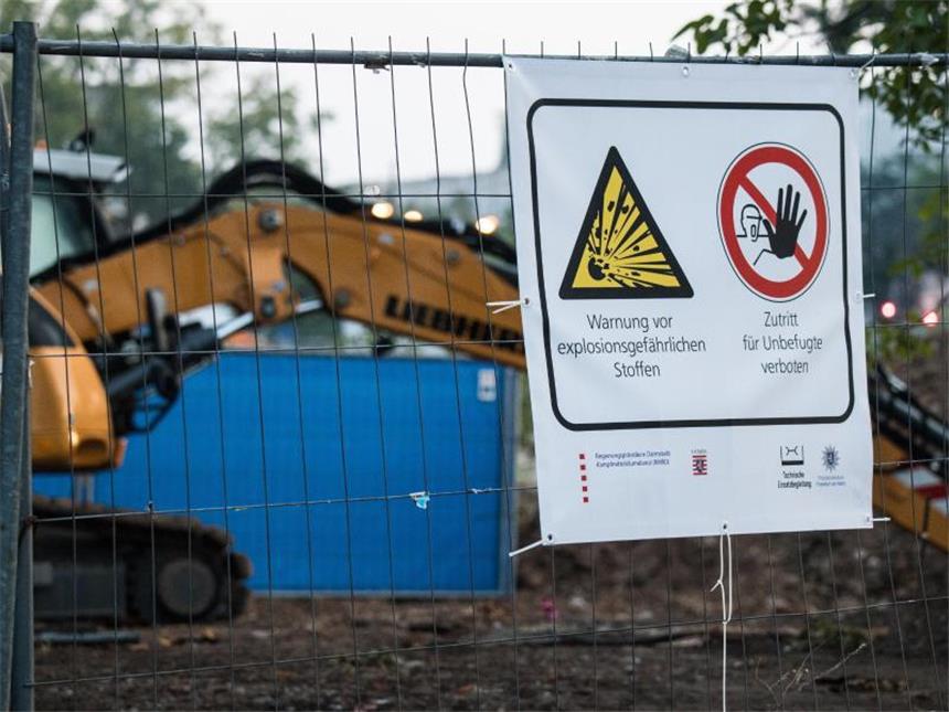 Bombe in Frankfurt trotz Hindernissen erfolgreich entschärft Ein Warnplakat hängt an der Bombenfundstelle. Foto: Andreas Arnold