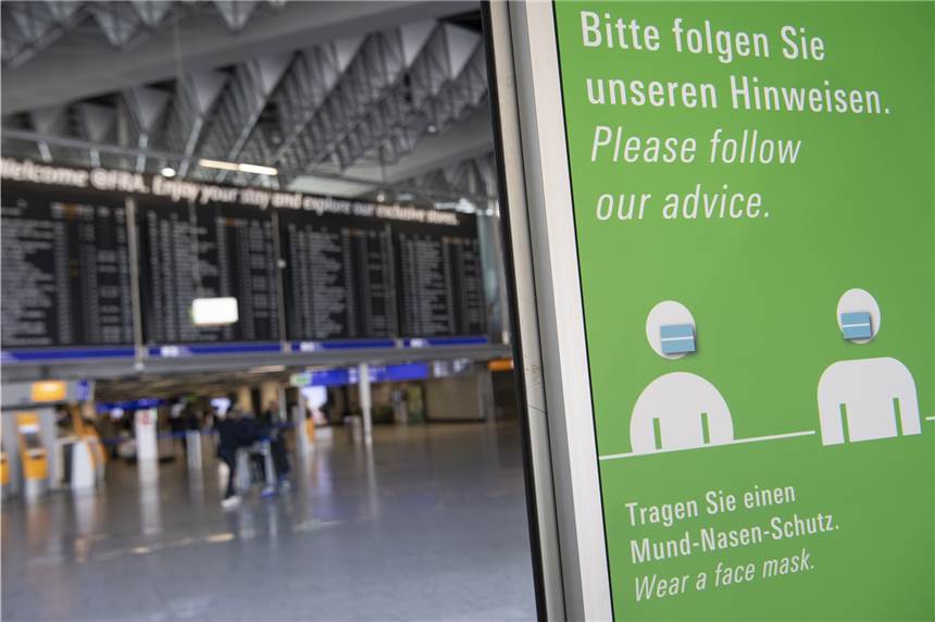 Corona: Reisewarnung soll für zahlreiche Länder aufgehoben werden Ein Warnschild am Flughafen Frankfurt. Der Flugverkehr ist durch die Corona-Krise fast völlig zum Erliegen gekommen.