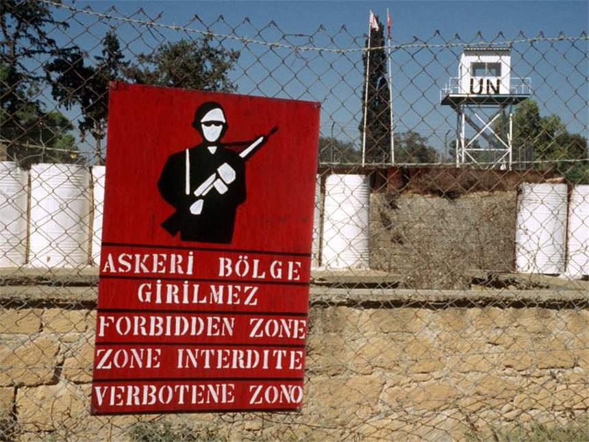 Ein Warnschild an der von UN-Soldaten bewachten Grenze zwischen dem griechischen und dem türkischen Teil von Zyoern. Foto: Brix
