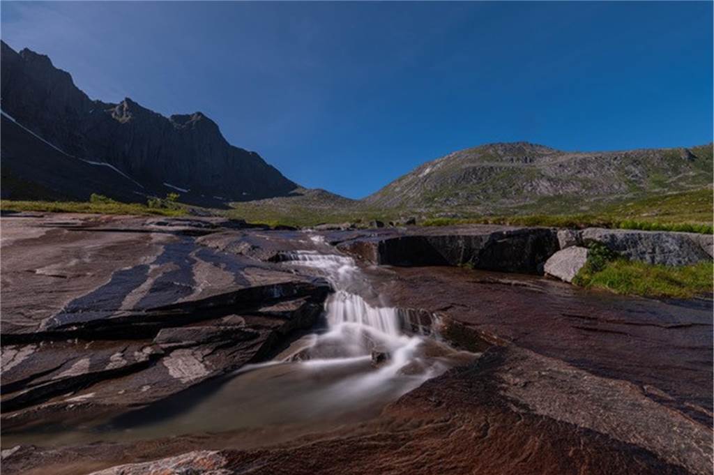 Schwerter reiste 10760 Kilometer quer durch Skandinavien Ein Wasserfall über Steinplatten.