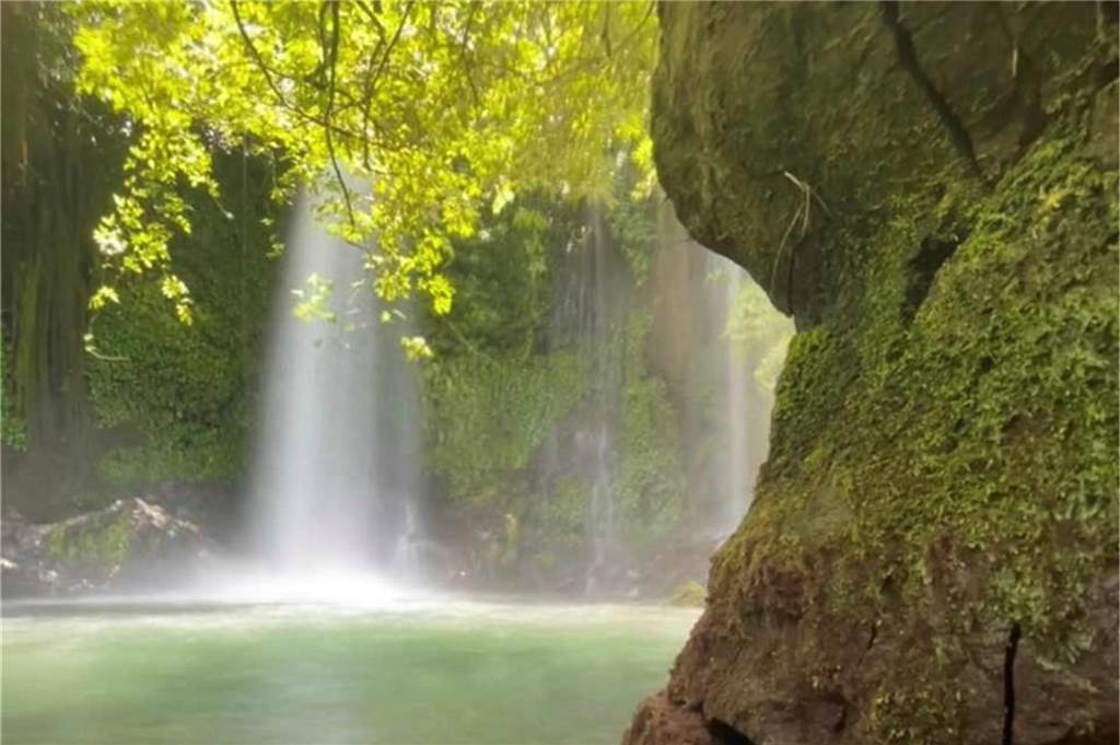 RTG-Lehrer reist nach Äquatorialguinea – mit vielen Briefen im Gepäck Ein Wasserfall von Ureka im Süden der Insel Bioko