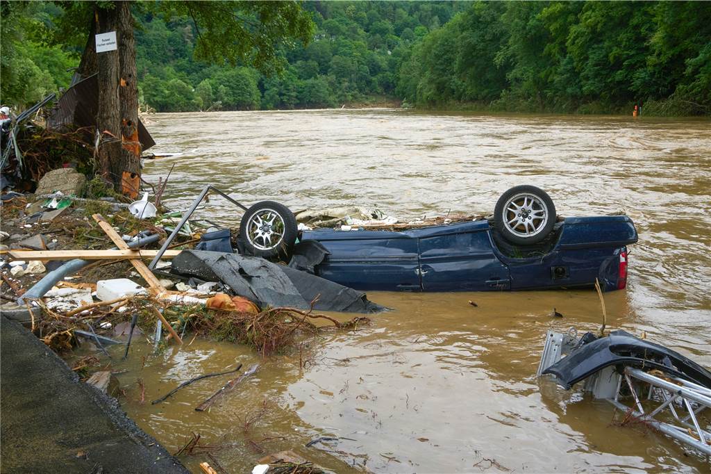 Ein weggespültes Auto in der Ahr: Im Landkreis Ahrweiler, in dem auch Hönningen liegt, richtete das Hochwasser immense Schäden an.