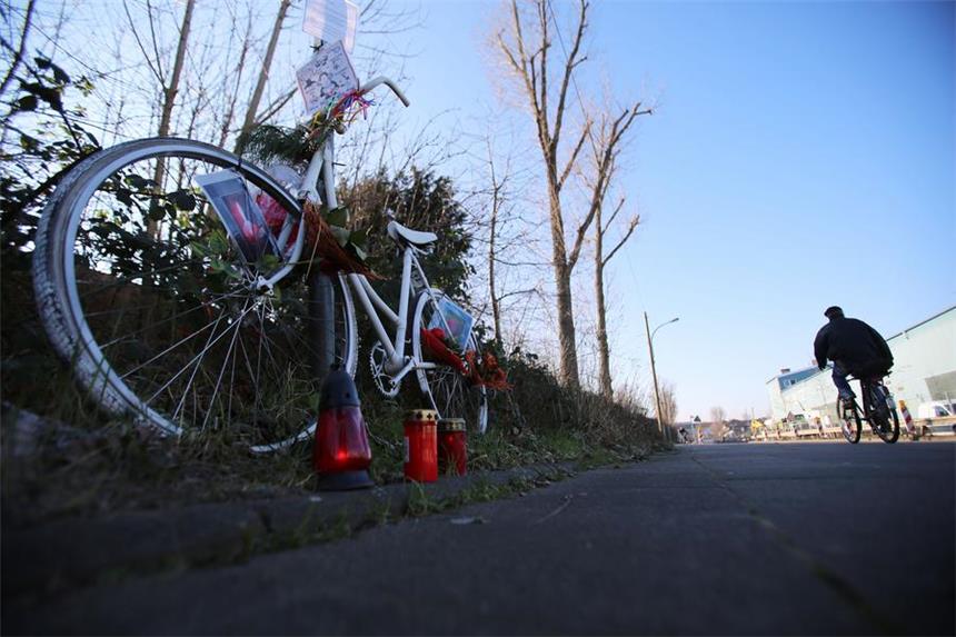Bewährungsstrafen nach tödlichem Unfall Ein weiß gestrichenes Fahrrad steht am Strassenrand an der Unfallstelle eines tödlichen Unfalls bei einem illegalen Autorennen in Köln. Die beiden Angeklagten wurden zu Freiheitsstrafen auf Bewährung verurteilt.