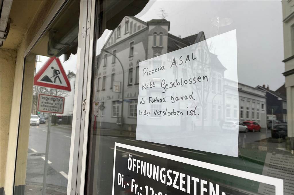 Pizzeria „Asal“ geschlossen: Inhaber Fahad Javadzadeh soll verstorben sein Ein weißer DIN-A-4-Zettel hängt in der Pizzeria „Asal“ an der Eingangstür. Er verkündet die traurige Nachricht, dass der Inhaber des Ladens gestorben sein soll.