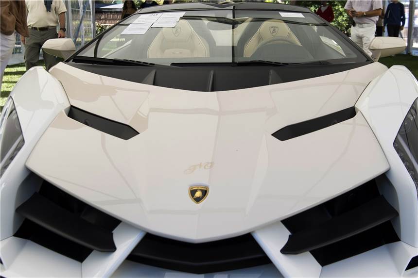 Hochzeitskorso um weißen Lamborghini blockiert die A1 – Polizei schreitet ein Ein weißer Lamborghini war an dem Hochzeitskorso am Wochenende beschäftigt. (Symbolbild)