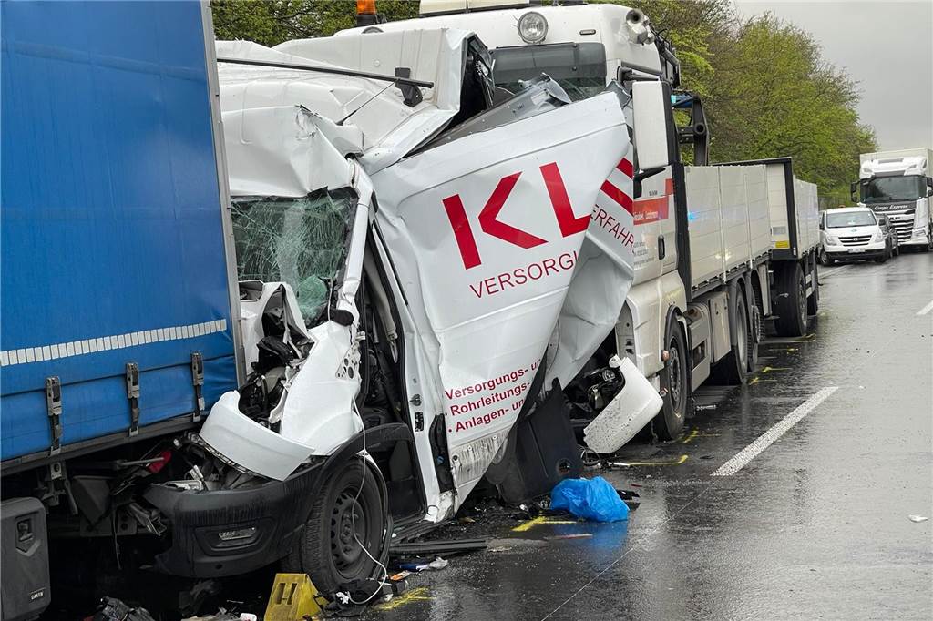 Lkw-Fahrer über die A2: „Viele fahren mit dem Messer zwischen den Zähnen“ Ein zerquetschter Transporter zwischen zwei Lkw auf der A2 bei Recklinghausen.