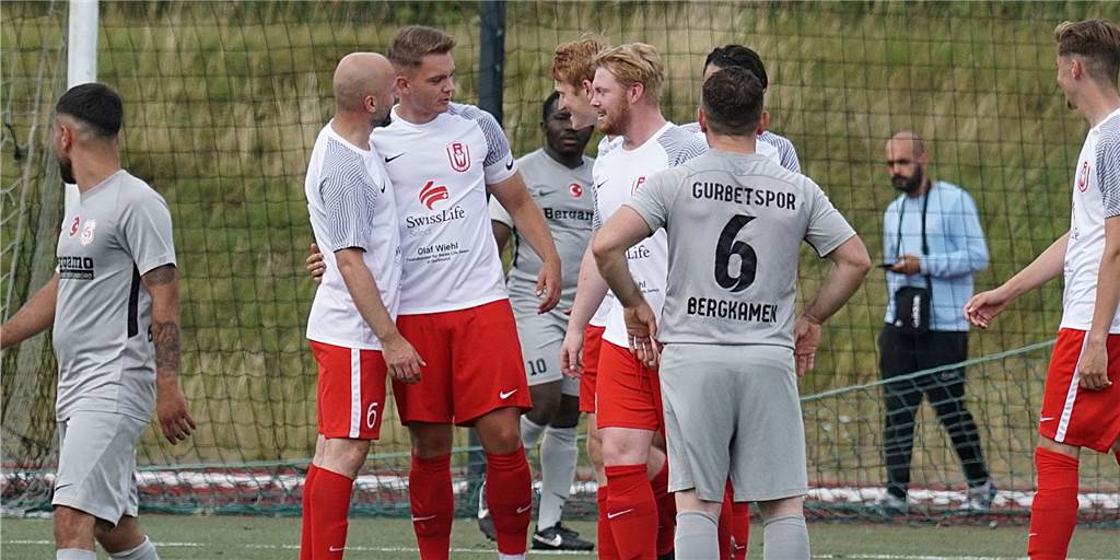 Zweistellig! RW Unna schießt C-Ligisten Gurbet Spor Bergkamen ab Ein weiterer Grund zum Jubeln für RWU: Nach dem 6:0 durch Tim Buschhaus ist die Partie entschieden, während die Gesichter bei Gurbet immer länger wurden.