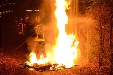Ein weiterer Papiercontainer ging am späten Donnerstagabend in Flammen auf. Zuvor hatten Anwohner eine Explosion gehört.