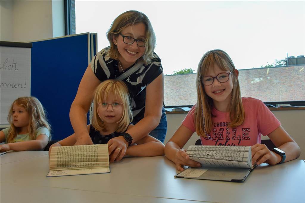 Kinder beim Bücherfalten