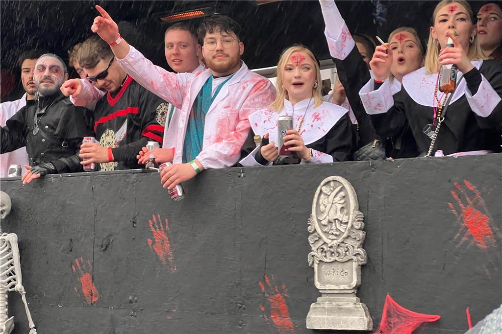Karneval 2023: Narren lassen sich von Regen und Wind nicht bremsen Ein weiteres Wagenmotto beim Südlohner Karnevalsumzug: Horror