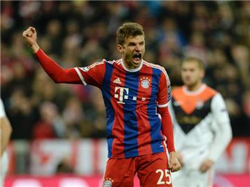 Ein weiteres wichtiges Tor geht auf das Konto von Thomas Müller und München steht im Viertelfinale. Foto: Andreas Gebert