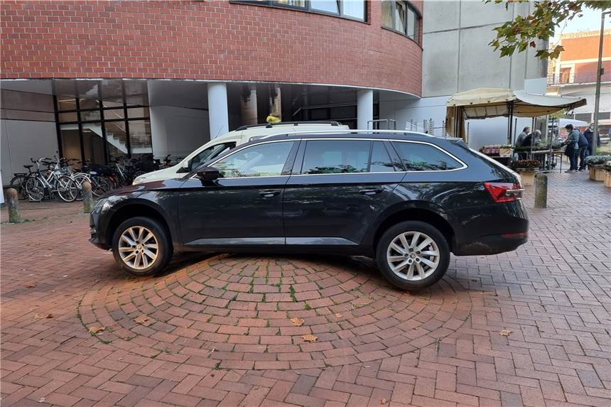 Wendemanöver am Wulfener Markt ging gehörig schief - Auto aufgebockt Ein Wendemanöver ging am Freitagmorgen gehörig schief.