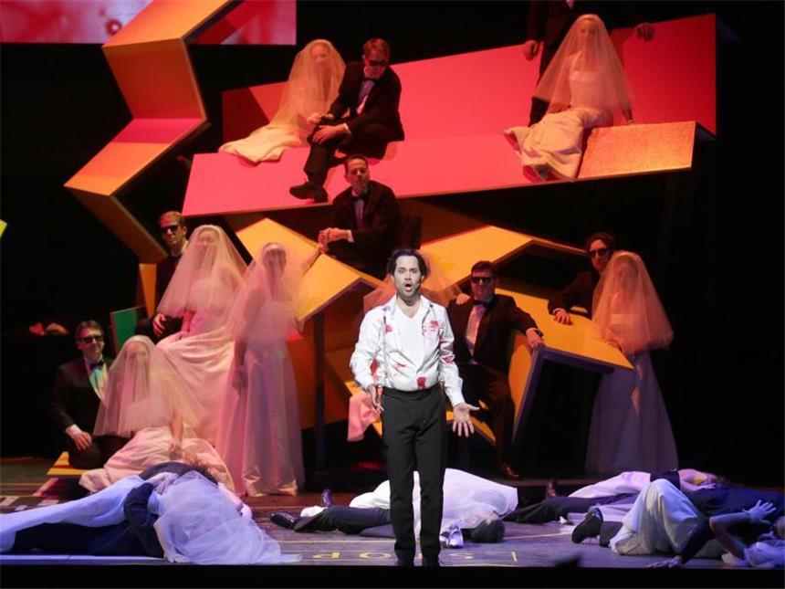 Berliner Publikum feiert Countertenor in «Orfeo ed Euridice» Ein wenig Blut, viele Brautkleider und ein Bühnenbild des Stararchitekten Frank Gehry: die Inszenierung von «Orfeo ed Euridice» in der Staatsoper Berlin. Foto: Jörg Carstensen