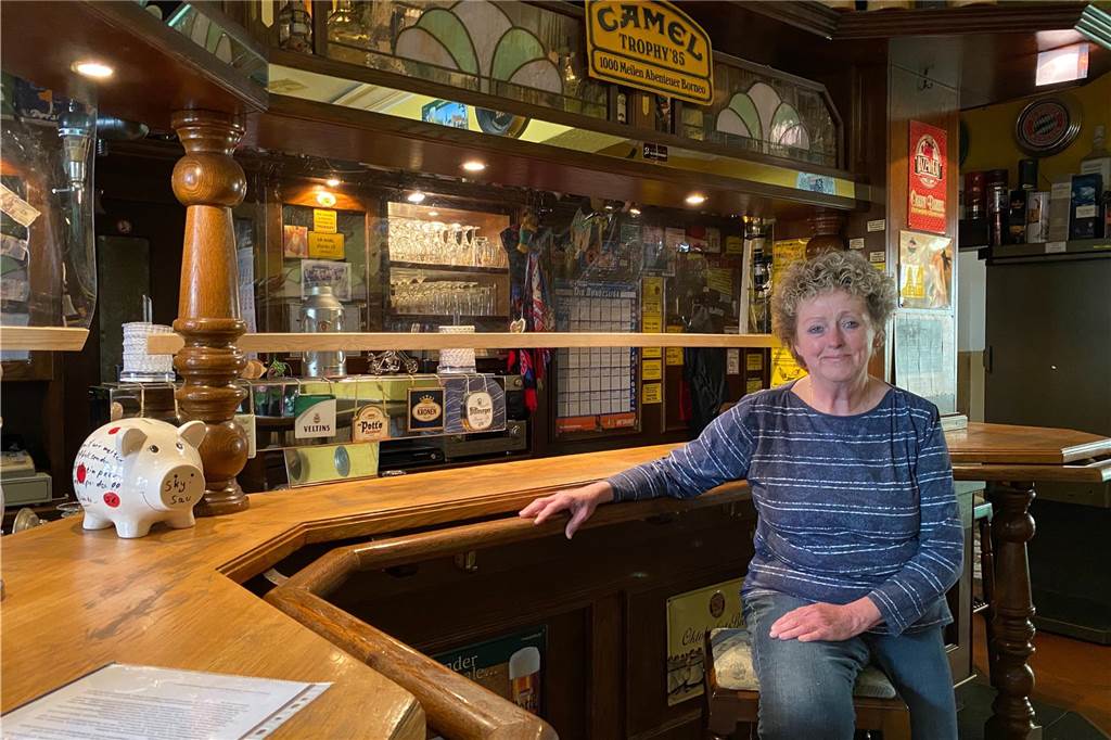 Gastronomen erhöhen Bierpreise: Ärger über Ungleichheit im Einkauf Bärbel Hoferichter sitzt am Tresen in ihre Gaststätte Mau's Krone.