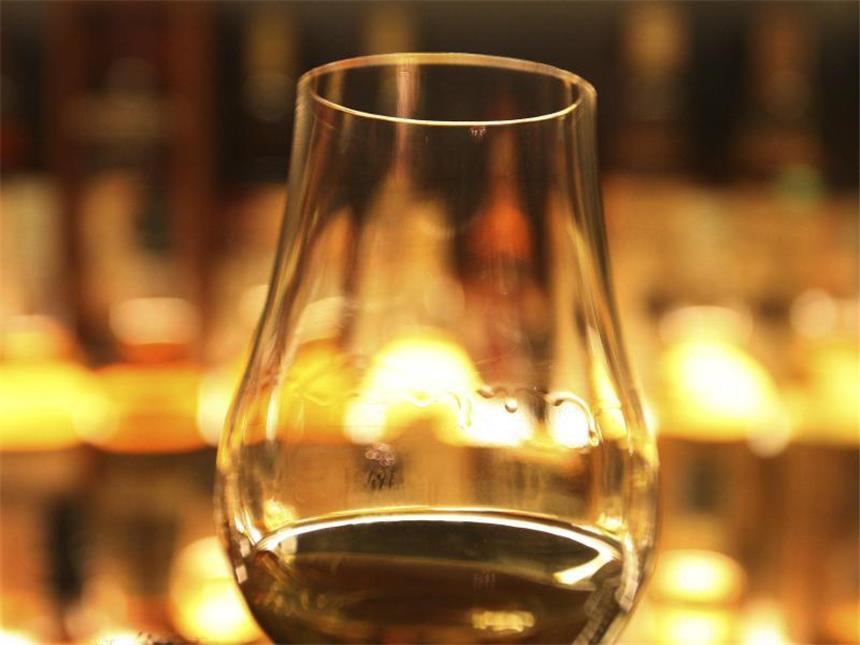 So einfach motzt man Whiskey auf Ein wenig Wasser verbessert den Geschmack von Whisky. Liebhaber wussten das schon, aber jetzt ist es exakt nachgewiesen worden. Foto: David Cheskin