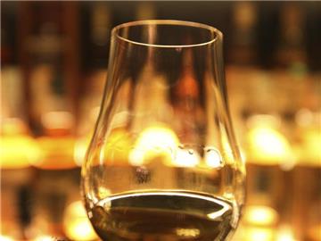 Ein wenig Wasser verbessert den Geschmack von Whisky. Liebhaber wussten das schon, aber jetzt ist es exakt nachgewiesen worden. Foto: David Cheskin