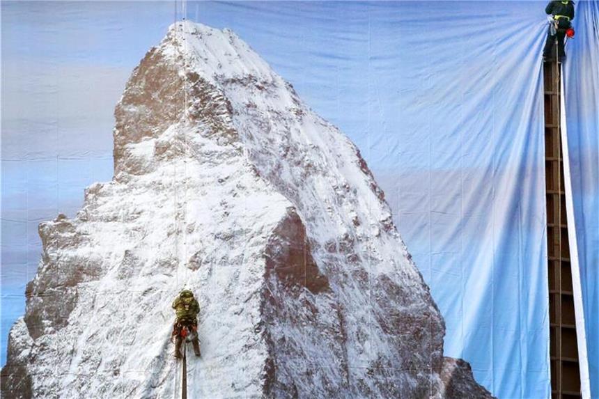 Ein Werbeplakat für Ausstellung "Der Berg ruft". Foto: Roland Weihrauch