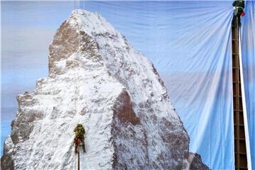Ein Werbeplakat für Ausstellung "Der Berg ruft". Foto: Roland Weihrauch