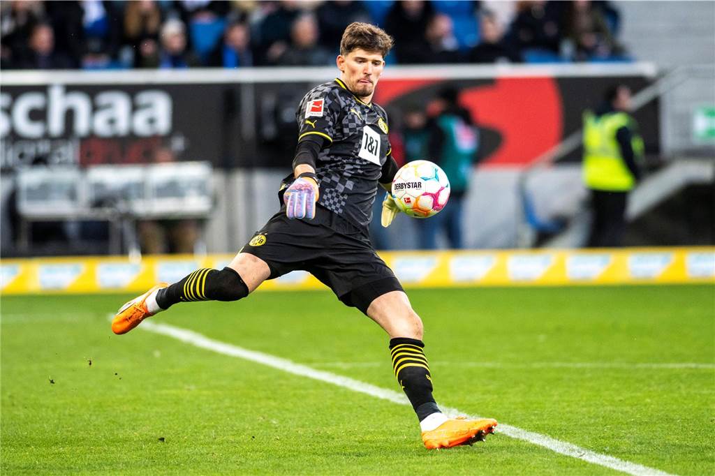 BVB-Legende Weidenfeller schwärmt von Torhüter Kobel: „Ein Faktor für Titel“ Gregor Kobel schießt den Ball.