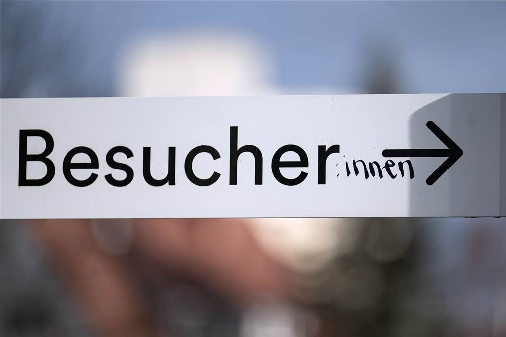 Gendersprache verbieten? „Die FDP hat nicht verstanden, worum es geht“ Ein Beispiel für Gendersprache: Das Wort „Besucher“ ist auf einem Schild mit dem Zusatz „:innen“ versehen.