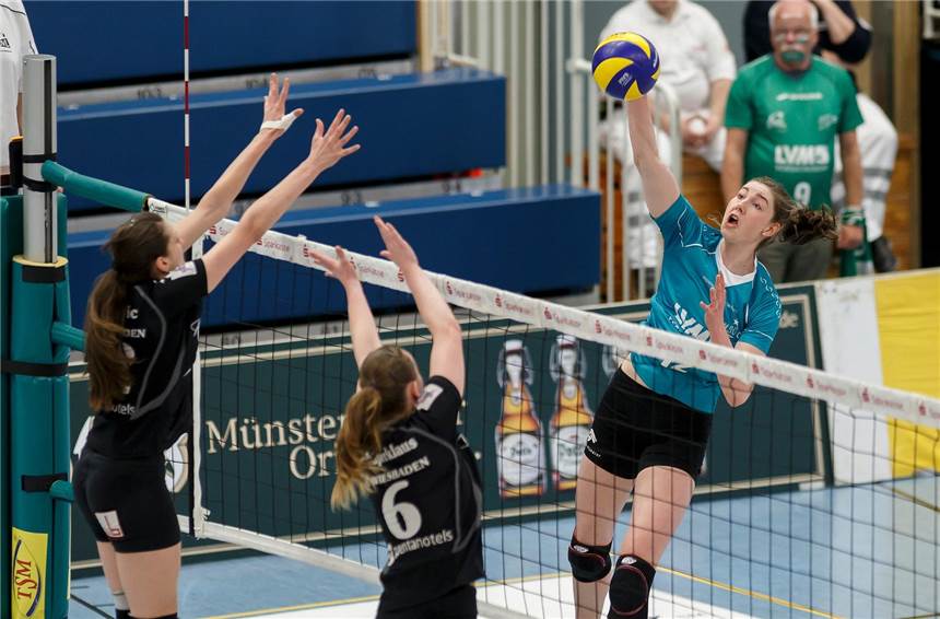 USC mit Kemmsies und Petrausch gegen Wiesbaden Ein Wiedersehen mit alten Bekannten: Wie im Playoff-Viertelfinale trifft die münstersche WM-Fahrerin Wiebke Silge (r.) mit dem USC auf Rebecca Schäperklaus (M.) und den VC Wiesbaden, der am ersten Spieltag mit 3:0 gegen Vizemeister Vilsbiburg gewann.