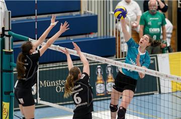 Ein Wiedersehen mit alten Bekannten: Wie im Playoff-Viertelfinale trifft die münstersche WM-Fahrerin Wiebke Silge (r.) mit dem USC auf Rebecca Schäperklaus (M.) und den VC Wiesbaden, der am ersten Spieltag mit 3:0 gegen Vizemeister Vilsbiburg gewann.