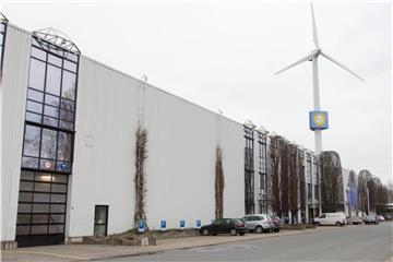 Ein Windrad und das Logo des Unternehmens Gauselmann in Espelkamp (Nordrhein-Westfalen). Foto: Fiso Gentsch/Archiv