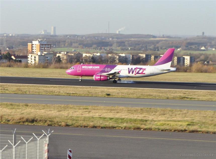Wizz Air fliegt zweimal die Woche nach Georgien Ein Wizzair Flieger (A 320) bei der Landung am Flughafen Dortmund.