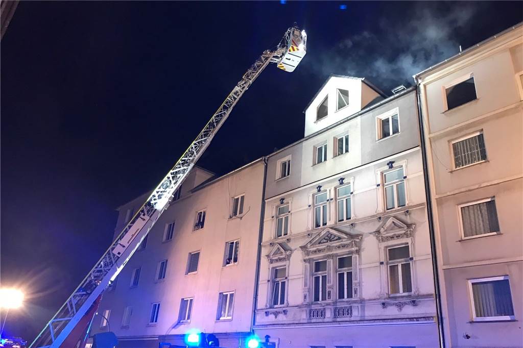 Brand in der Nordstadt: Mallinckrodtstraße ist gesperrt Ein Wohnungsbrand sorgt seit Montagabend für Verkehrsstörungen in der Dortmund Nordstadt. Immer wieder entzünden sich Glutnester in der Brandwohnung.