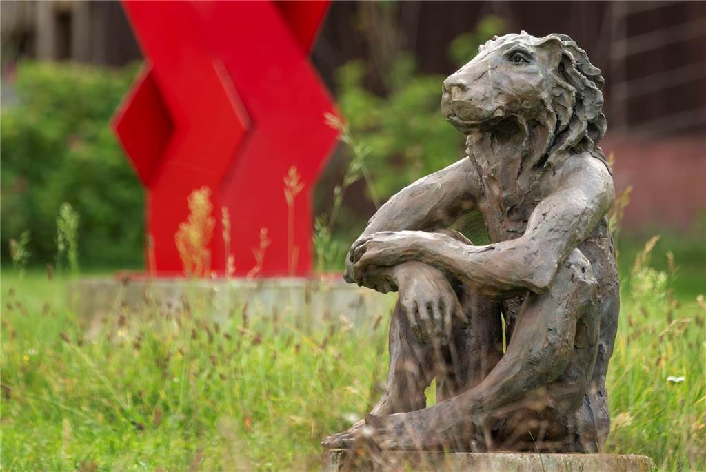 Frühlingserwachen im artpark Schermbeck: Skulpturen und Kunst: Ideen werden wach Ein Wolf in Bronze von Ruta Jusionyte.
