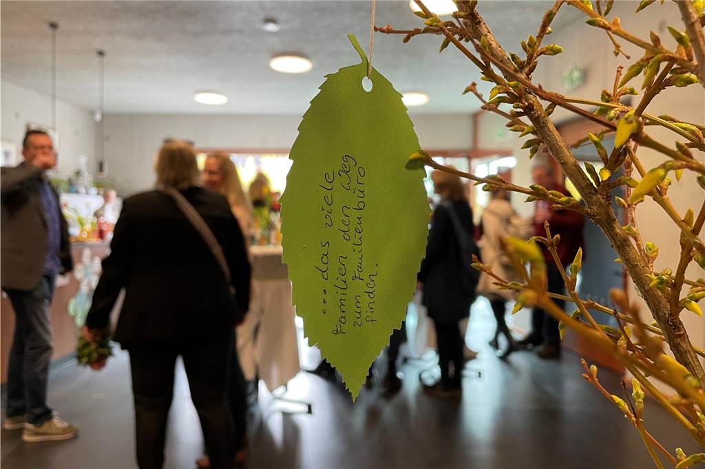 Familienbüro im Haus der Netzwerke: Marcel-Callo-Haus strahlt hell auf Ein Wunschbaum stand im Familienbüro bereit, an den die Gäste der Eröffnung Blätter mit Wünschen hängen konnten.