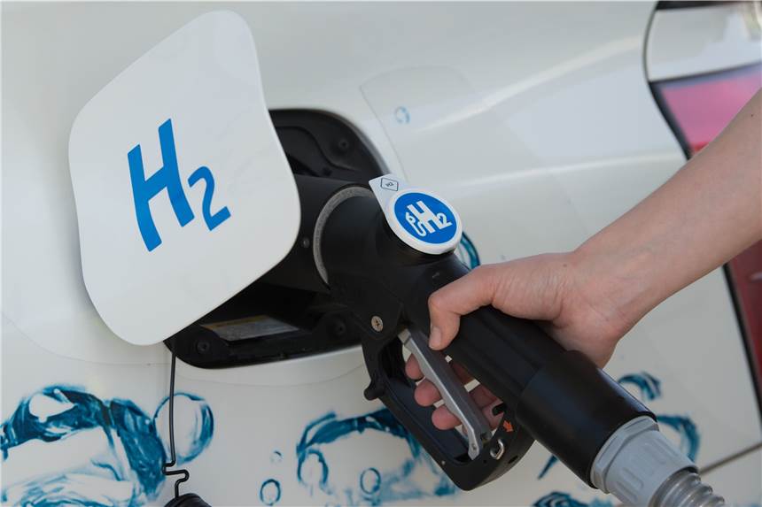 Wasserstoff-Tankstelle für Dorsten? Stadt soll die Möglichkeit prüfen Ein Zapf-Ventil von einer Wasserstoff-Tankstelle steckt im Tankstutzen eines Wasserstoffautos (Symbolbild).