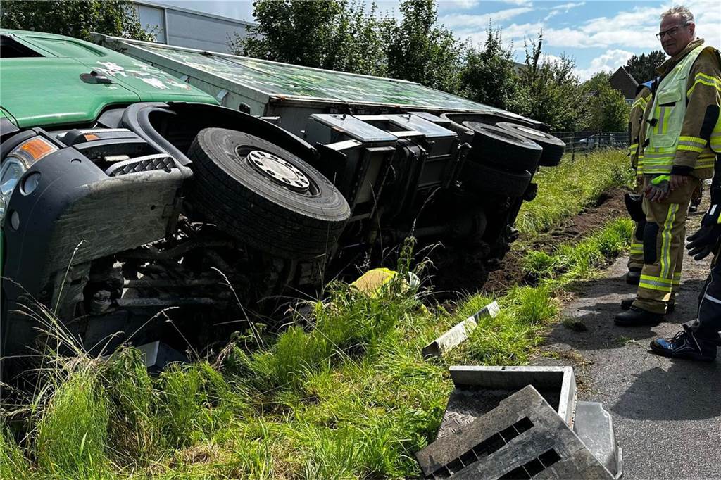 Unfall in Raesfeld: Lkw geriet in Straßengraben und kippte auf die Seite Ein Zaun hielt den Lkw, der Futtermittel geladen hatte, auf.