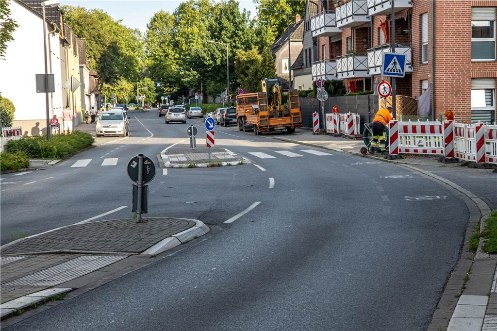 Baustellen an Zebrastreifen und Ampel: Vater kritisiert Schulweg-Barrieren Ein Zebrastreifen ist die beste Stelle für Kinder, um über die Straße zu kommen. Aber direkt am Zugang an der Vinckestraße ist eine Baustelle. Und das in der ersten Schulwoche. Auch hier verweist die Stadt auf ein kurzfristiges Problem und den Fußgängerüberweg unten im Bild mit Querungshilfe.