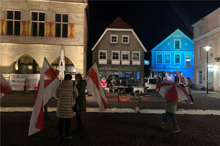 Bürger in Werne zeigen Solidarität für Opfer des Lukaschenko-Regimes in Belarus Ein Zeichen für Belarus setzen: Mehrere Werner Bürger nahmen an der Kundgebung am Freitag teil, die Margarita Lebedkina (Musikschule Margarita) in Kooperation mit der belarussischen Diaspora NRW und „Music For Belarus“ veranstaltet hat.