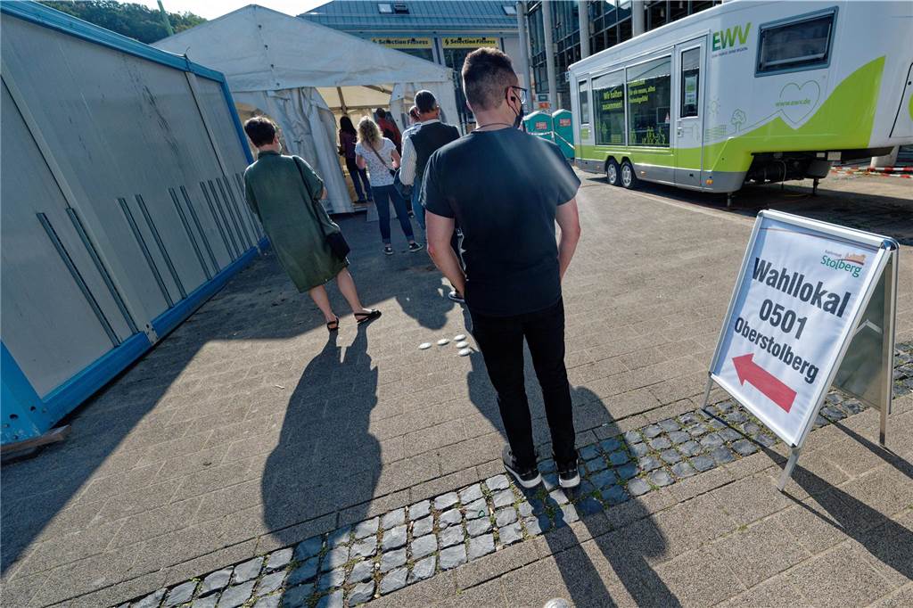 Bundestagswahl: Laschet in der Kritik, Grüne und FDP in Sondierungen - wird Habeck Vizekanzler? Ein Zelt dient in Stolberg als Wahllokal. Das Gebäude des örtlichen Energieversorgers EWV, das bei vorherigen Wahlen immer als Wahllokal diente, wegen des Hochwassers nicht benutzbar.