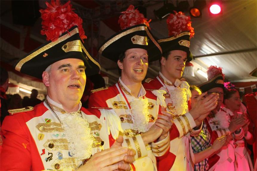 Ein Zelt voller Jecken bei der Karnevals-Partysitzung des RCV Raesfeld 2015