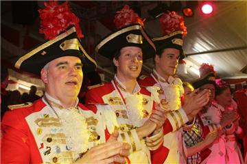 Ein Zelt voller Jecken bei der Karnevals-Partysitzung des RCV Raesfeld 2015
