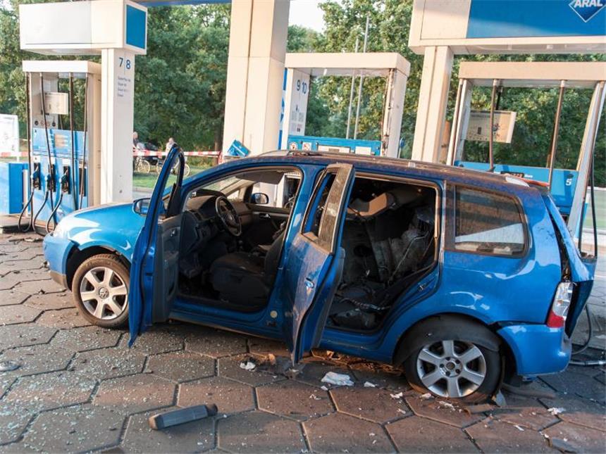 Tankstellen empfehlen nach Unfall Verzicht auf Erdgas Ein zerstörter VW-Touran an einer Tankstelle in Duderstadt. Bei dem Auto war zuvor der Gastank explodiert. Foto: Arne Bänsch