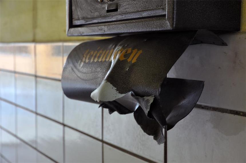 Nach Explosion: Neue Vorwürfe gegen Lüner Ein zerstörter Zeitungsbriefkasten im Hauseingang Jägerstraße 66. Nach Angaben eines Nachbarn ist er durch eine Sprengung so beschädigt worden.