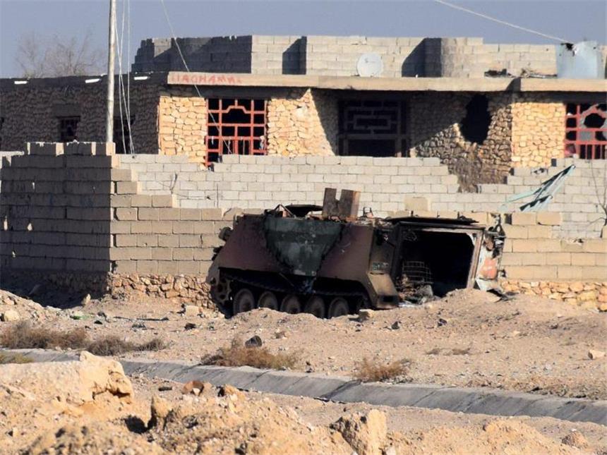 Irakische Truppen dringen in Ramadis Regierungsviertel ein Ein zerstörtes Panzerfahrzeug der irakischen Truppen wurde beim Vormarsch auf Ramadi am Straßenrand stehengelassen. Foto: str