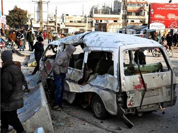 Ein zerstörtes Wagen nach dem blutigen Anschlag im syrischen Homs. Foto: epa/SANA