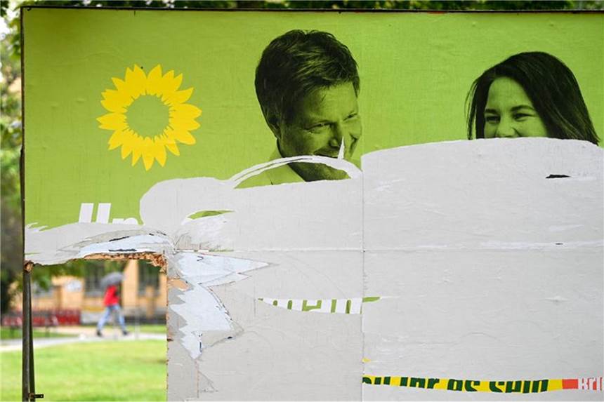 Ein zerstörtes Wahlplakat der Grünen (Symbolfoto). 