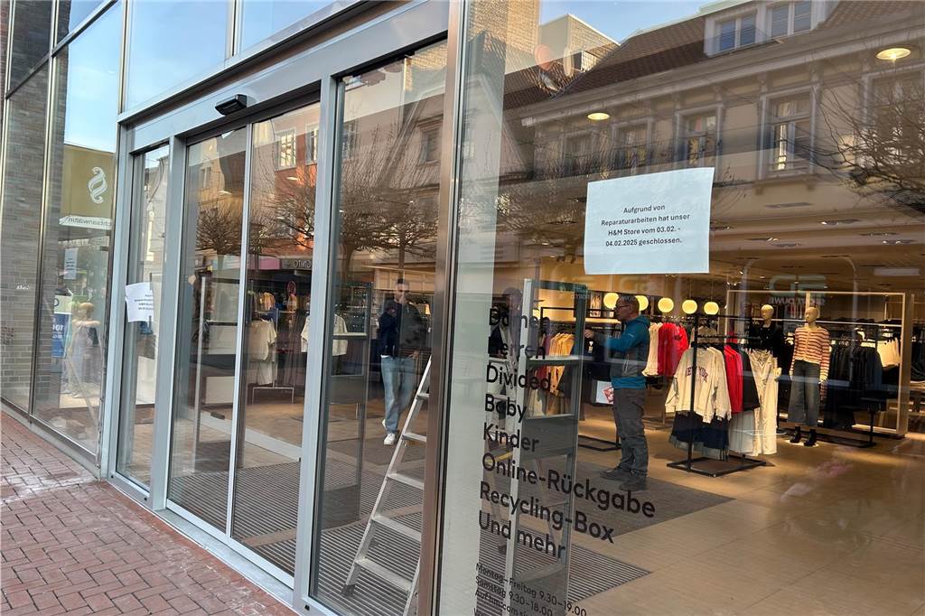 H&M zeitweise geschlossen: Geschäft wird umgerüstet Ein Zettel am Schaufenster bei H&M weist auf die Reparaturarbeiten hin.