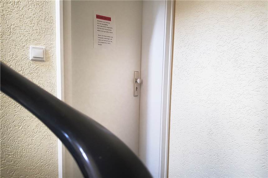 Einblicke aus dem Corona-Alltag: Wenn der Begriff Homeoffice völlig missverstanden wird Ein Zettel an der Tür klärt die älteren Mitbewohner auf, was Homeoffice bedeutet und was nicht.
