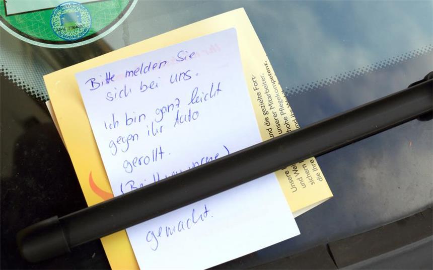 Nur jede zweite Unfallflucht wird aufgeklärt Ein Zettel klemmt an einem PKW hinter einem Scheibenwischer. In Nordrhein-Westfalen steigt die Zahl der Menschen, die sich nach verschuldeten Unfällen einfach aus dem Staub machen.